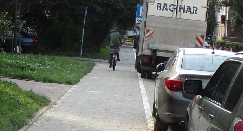 Ulica Węgierska i problem z chodnikiem