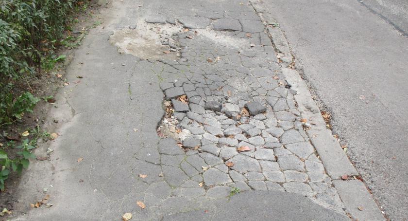 Ulica Lelechowska prosi o zainteresowanie Pana Konserwatora. 