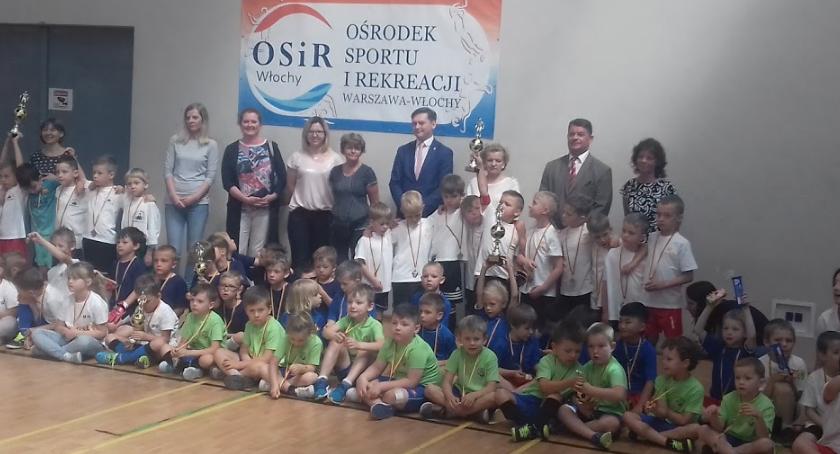 Przedszkolaki w piłkę grają