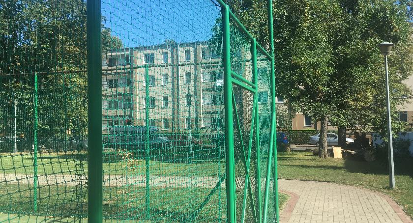 Potrzebne są ekrany przy niektórych boiskach szkolnych