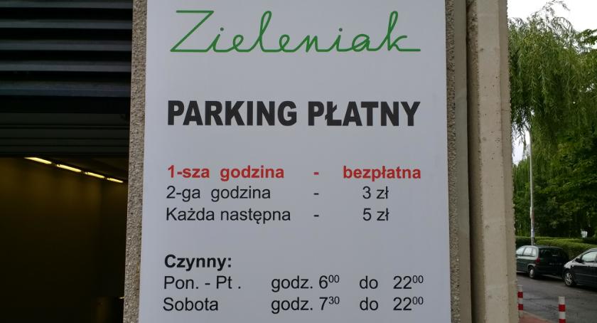 Zieleniak z dostępnym parkingiem
