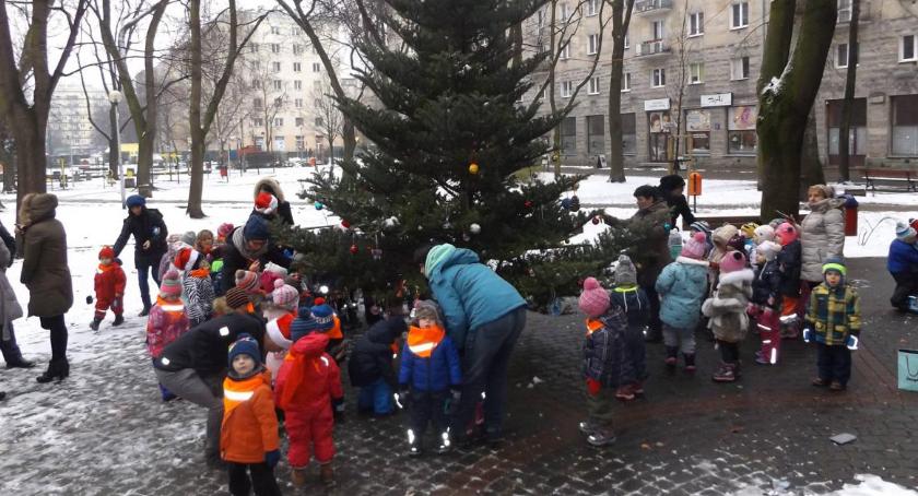 Ubieramy choinke na placu Baśniowym