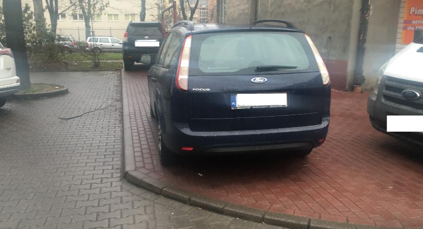 Ruchy Miejskie chcą zakazania parkowania na chodniku