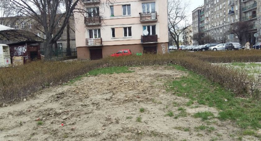 Czy Veolia naprawi trawnik? 