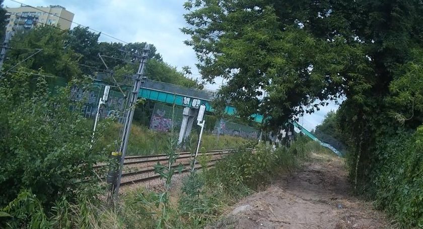 Miesiące beztrosko mijają a kładka jak stała tak stoi.