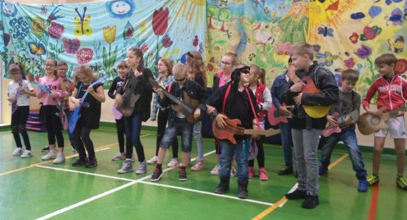 Sportowo - artystyczno - rodzinny festyn w SP 97 