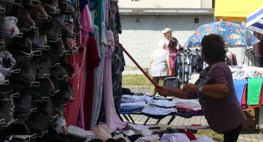 Targowisko na Majewskiego - kupcy oczekują na klientów i na pomoc pani burmistrz