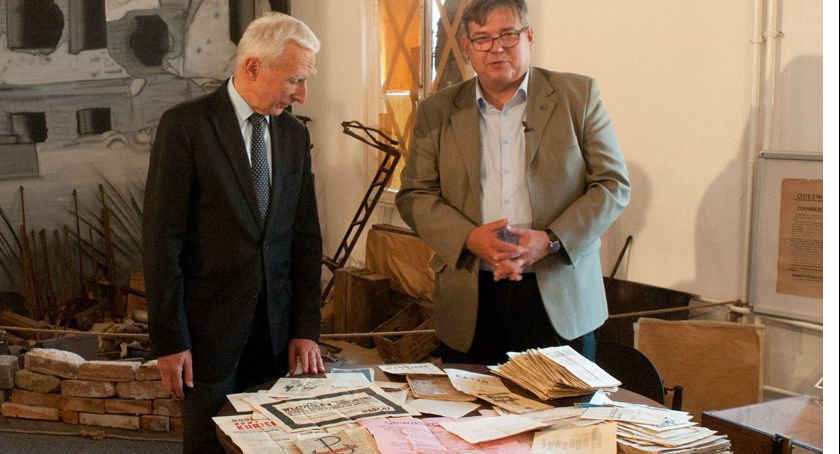 Naimski przekazuje artefakty do Muzeum Pamięci Powstania Warszawskiego