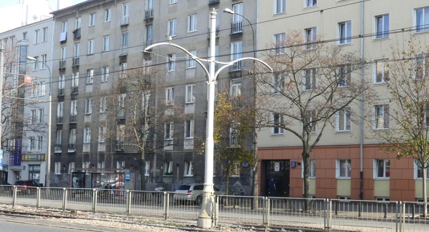 Zabytek na środku Grójeckiej