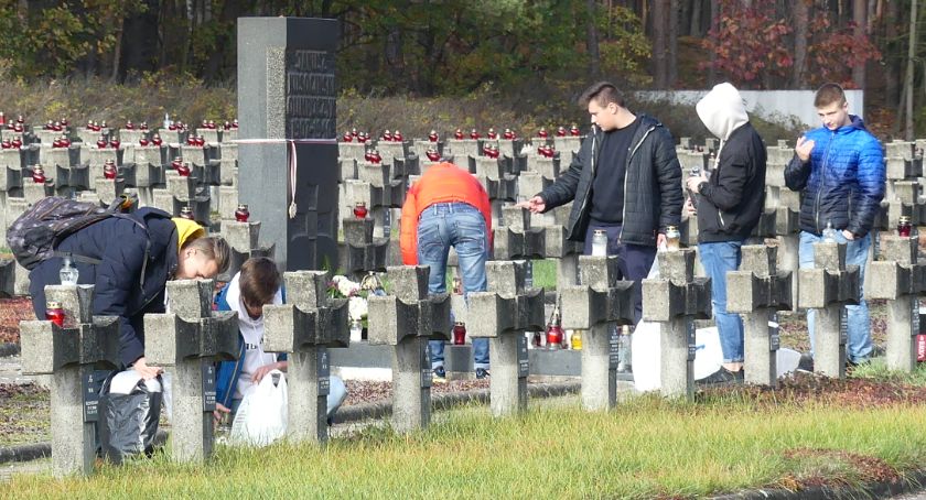 Znicze od młodzieży zapłonęły w Palmirach 