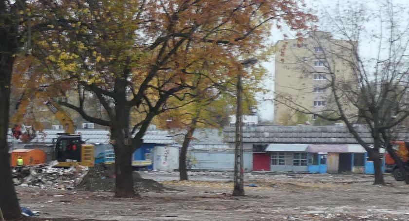 Czy zabytkowy słup trakcyjny zginie pod gąsienicami spychaczy?