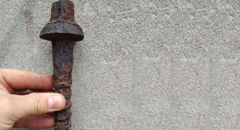 Co robią śruby kolejowe w Parku Szczęśliwickim?