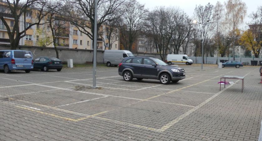 Dlaczego zabierają kupcom parking?