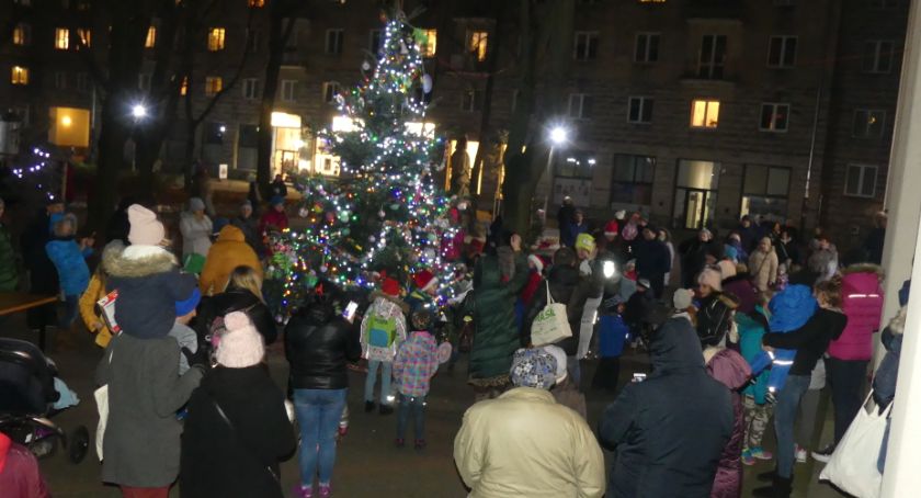 Plac Baśniowy - jest choinka i przyjechał Mikołaj