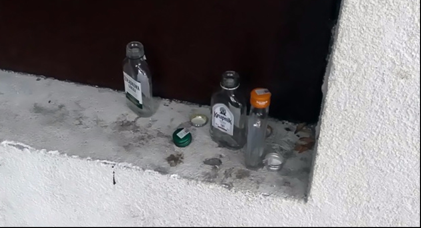 Plac Pod Skrzydłami - Zaniedbany, Brudny, Pozostawiony sam sobie i setkom butelek po alkoholu