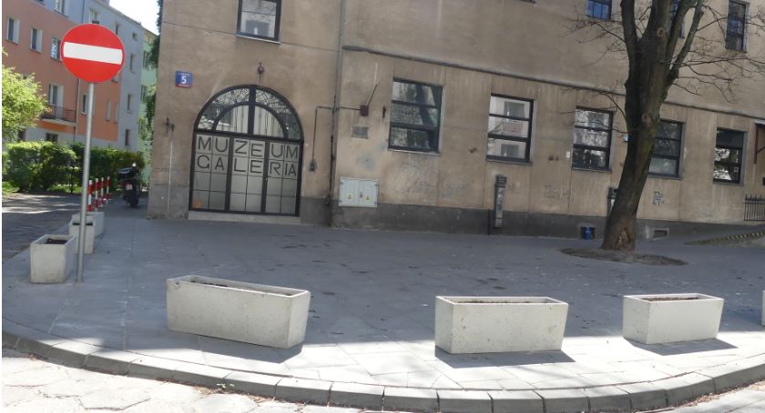 Parkowanie na Lelechowskiej - urząd wybrał wąchanie kwiatków