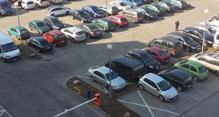 Urząd dzielnicy Włochy – dla kogo ten parking? 