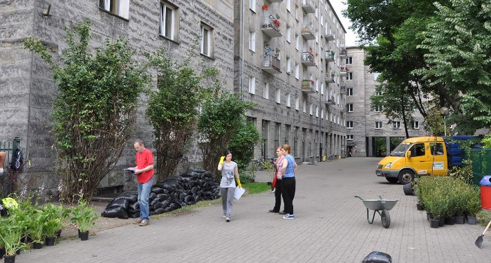 Plac Baśniowy bardziej zielony