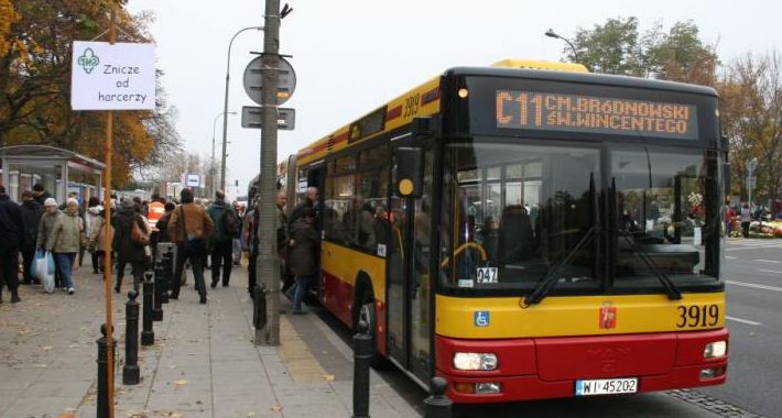 Jak dojechać do stołecznych nekropolii