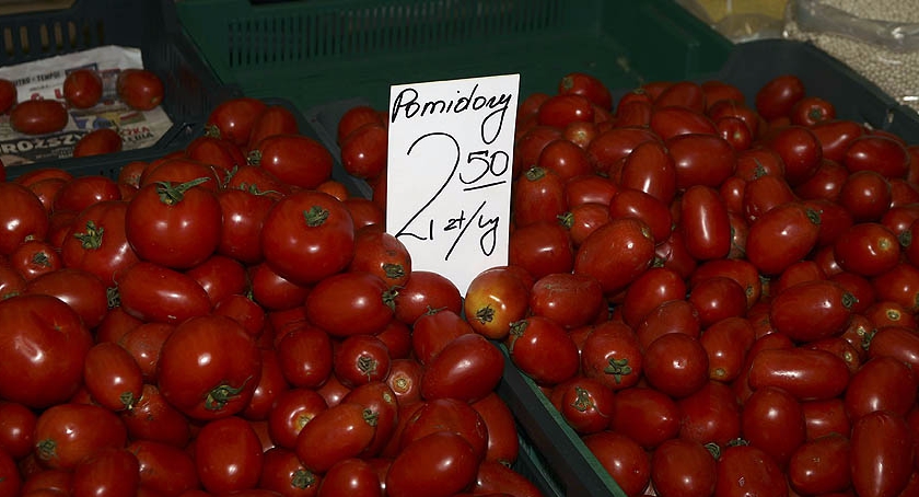 08.08 - Kilogram pięknych pomidorów można kupić za 2,50 zł 