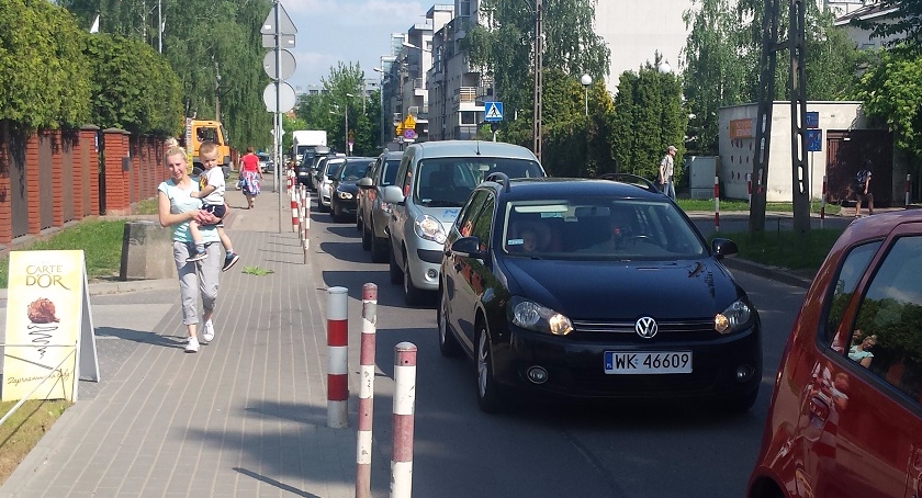 Włodarzewska – wąsko i niebezpiecznie