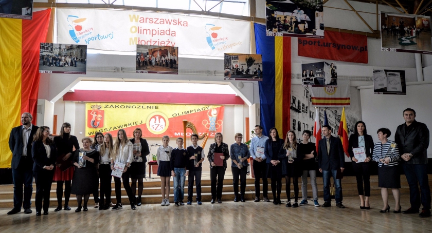 Najlepsi szkolni sportowcy z pucharami