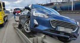 Zmiana pasa zakończona na... barierach. Auto zawisło 1,5 metra nad ziemią