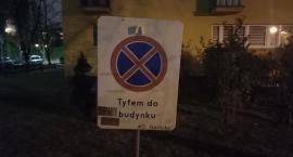 Nie parkujmy tyłem do budynku!