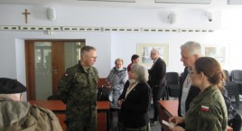 Sztandar IV Obwodu Armii Krajowej w Urzędzie Dzielnicy Ochota 
