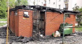 Przy Białobrzeskiej 5 spłonęła altana śmietnikowa
