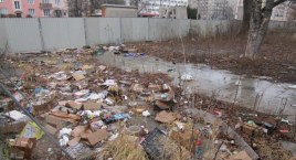 Może teren po Bazarze Banacha wydzierżawić na razie na tymczasowy skład makulatury? 