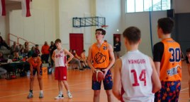 Młode Dziki żerują na Ochocie by stać się dorodnymi okazami