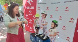 Dzieci na rowerach w Parku Szczęśliwickim 