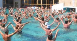Aqua zumba na odkrytym basenie w Parku Szczęśliwickim