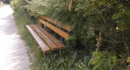 Na Korotyńskiego w dziwnych miejscach postawili ławki