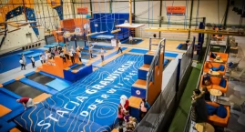 Ochockie skakanie w Parku Trampolin