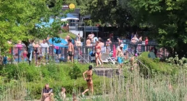 Basen na Szczęśliwicach pęka w szwach