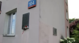 Grójecka 104 dwie tablice i trudno określić, która ważniejsza