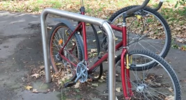 Stojaki rowerowe stają się magazynami złomu