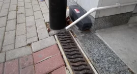 Białobrzeska 15 studzienka poprawiona i chodnik też, ale....