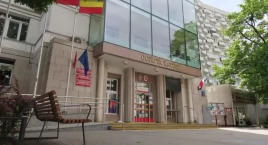 Dwie tablice przed Urzędem Dzielnicy nadal w opłakanym stanie