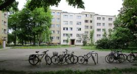Stojaki rowerowe na Majewskiego nie mają wzięcia. 