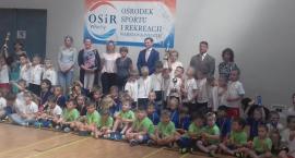 Przedszkolaki w piłkę grają