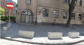 Parkowanie na Lelechowskiej - urząd wybrał wąchanie kwiatków