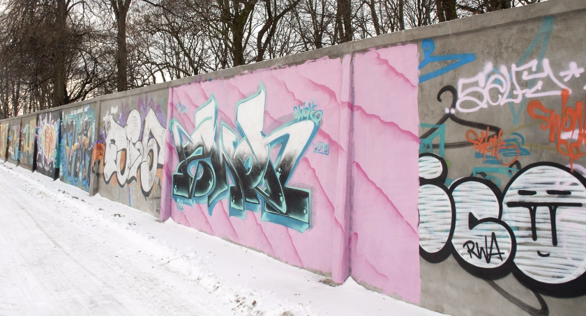 Wracają graffiti na ogrodzeniu torów jazdy konnej na Służewcu