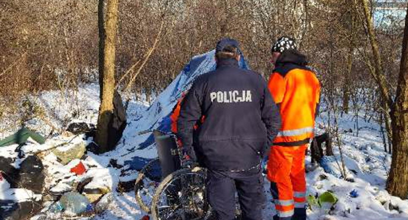 Policjanci uratowali życie prawie zamarzniętej 52-letniej kobiecie na działce przy ul. Rzymowskiego