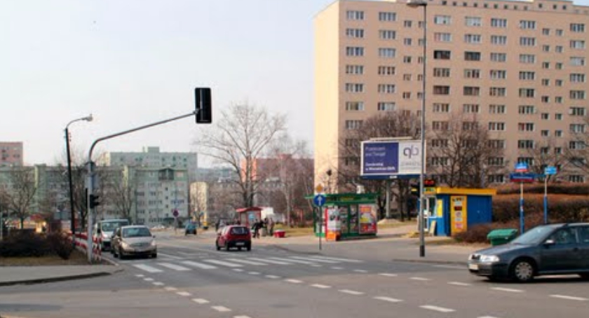 Zderzenie dwóch aut na skrzyżowaniu al. Lotników i ul. Modzelewskiego. Kierowcy czują się niewinni?