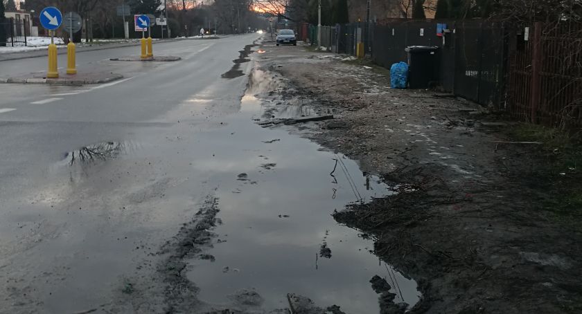 Co z poboczem na Bartyckiej? I z zebrą przy Dorożkarni? [ZDJĘCIA]