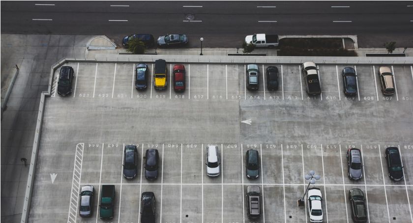 Gdzie utworzą nowe miejsca parkingowe na Mokotowie? Są pomysły. 