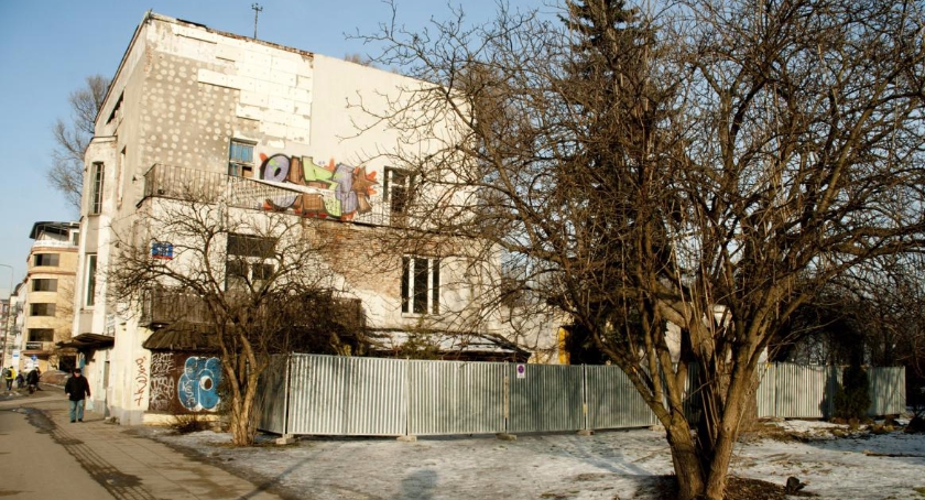 Dom-zabytek przy Puławskiej 101 jest właśnie wyburzany? Nie, to tylko nielegalna przybudówka.